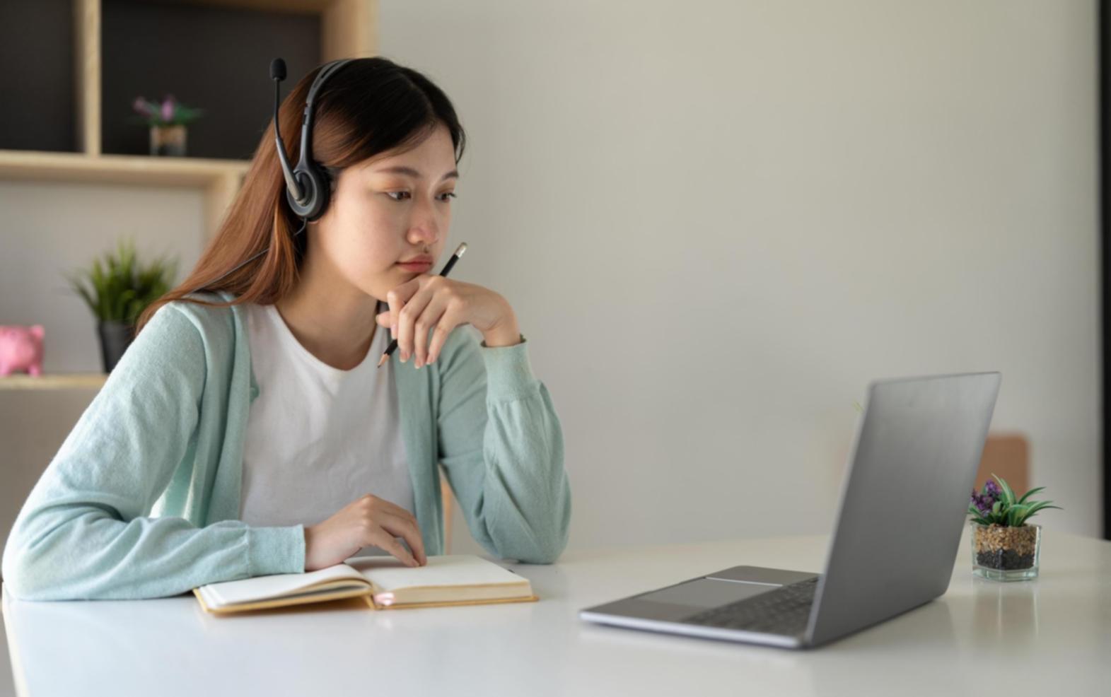 Consultora financeira a analisar gráficos sazonais